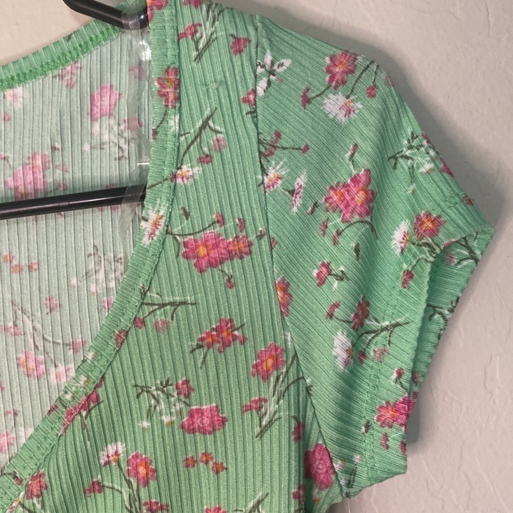 Short sleeve crop top green with flowers - Picture 6 of 9